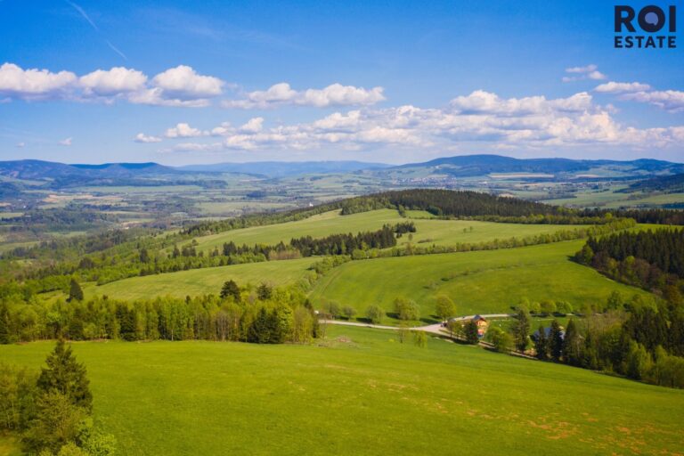Chalupa s pozemkem 10 000m2 – ideální pro podnikání i bydlení
