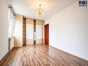 Prostorný byt 2+1 s balkonem a parkovacím stáním v Nupakách – klidné bydlení s Prahou na dosah