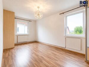 Prostorný byt 2+1 s balkonem a parkovacím stáním v Nupakách – klidné bydlení s Prahou na dosah