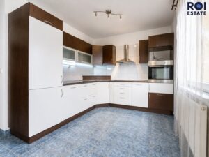 Prostorný byt 2+1 s balkonem a parkovacím stáním v Nupakách – klidné bydlení s Prahou na dosah