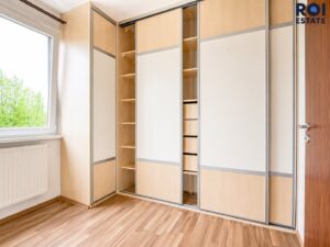 Prostorný byt 2+1 s balkonem a parkovacím stáním v Nupakách – klidné bydlení s Prahou na dosah