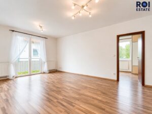 Prostorný byt 2+1 s balkonem a parkovacím stáním v Nupakách – klidné bydlení s Prahou na dosah