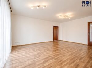 Prostorný byt 2+1 s balkonem a parkovacím stáním v Nupakách – klidné bydlení s Prahou na dosah
