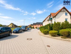 Prostorný byt 2+1 s balkonem a parkovacím stáním v Nupakách – klidné bydlení s Prahou na dosah