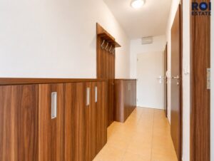 Prostorný byt 2+1 s balkonem a parkovacím stáním v Nupakách – klidné bydlení s Prahou na dosah