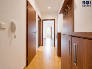 Prostorný byt 2+1 s balkonem a parkovacím stáním v Nupakách – klidné bydlení s Prahou na dosah