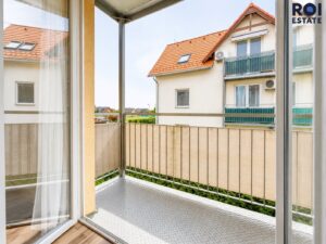 Prostorný byt 2+1 s balkonem a parkovacím stáním v Nupakách – klidné bydlení s Prahou na dosah