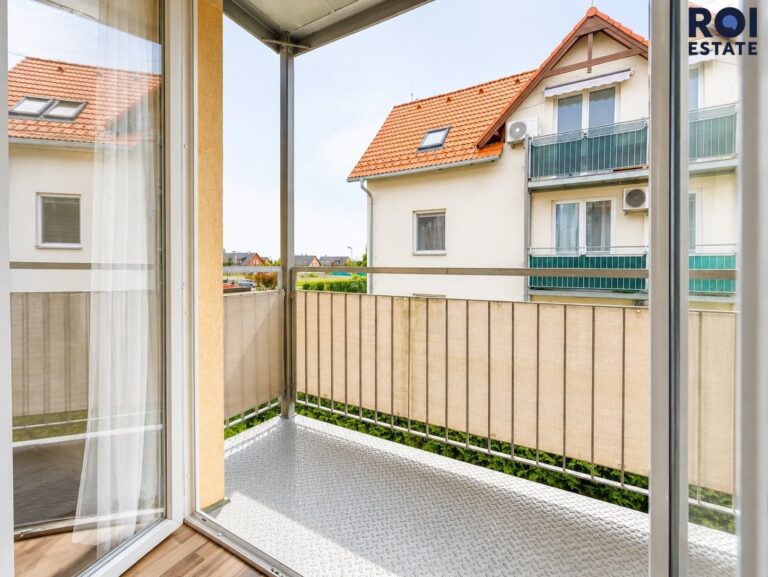 Prostorný byt 2+1 s balkonem a parkovacím stáním v Nupakách – klidné bydlení s Prahou na dosah