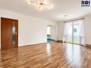 Prostorný byt 2+1 s balkonem a parkovacím stáním v Nupakách – klidné bydlení s Prahou na dosah
