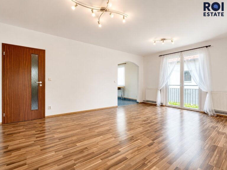 Prostorný byt 2+1 s balkonem a parkovacím stáním v Nupakách – klidné bydlení s Prahou na dosah