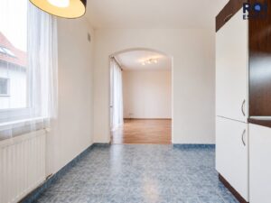 Prostorný byt 2+1 s balkonem a parkovacím stáním v Nupakách – klidné bydlení s Prahou na dosah