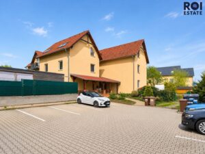 Prostorný byt 2+1 s balkonem a parkovacím stáním v Nupakách – klidné bydlení s Prahou na dosah