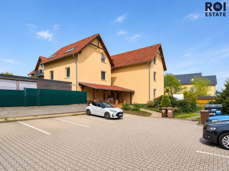 Prostorný byt 2+1 s balkonem a parkovacím stáním v Nupakách – klidné bydlení s Prahou na dosah