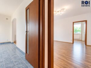 Prostorný byt 2+1 s balkonem a parkovacím stáním v Nupakách – klidné bydlení s Prahou na dosah