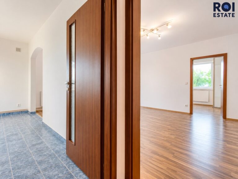 Prostorný byt 2+1 s balkonem a parkovacím stáním v Nupakách – klidné bydlení s Prahou na dosah