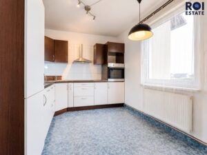 Prostorný byt 2+1 s balkonem a parkovacím stáním v Nupakách – klidné bydlení s Prahou na dosah