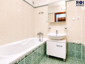 Prostorný byt 2+1 s balkonem a parkovacím stáním v Nupakách – klidné bydlení s Prahou na dosah