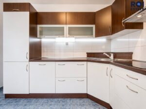 Prostorný byt 2+1 s balkonem a parkovacím stáním v Nupakách – klidné bydlení s Prahou na dosah