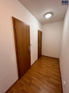 Prodej světlého bytu 1+kk s terasou, Klecany – V Honech