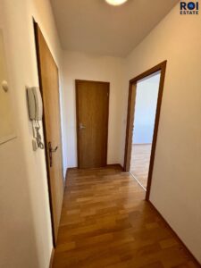 Prodej světlého bytu 1+kk s terasou, Klecany – V Honech