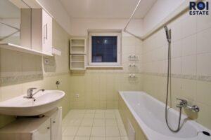 Pronájem pěkného jednoduchého bytu 1+kk 25 m² s parkováním , Slavkov u Brna, Zelnice