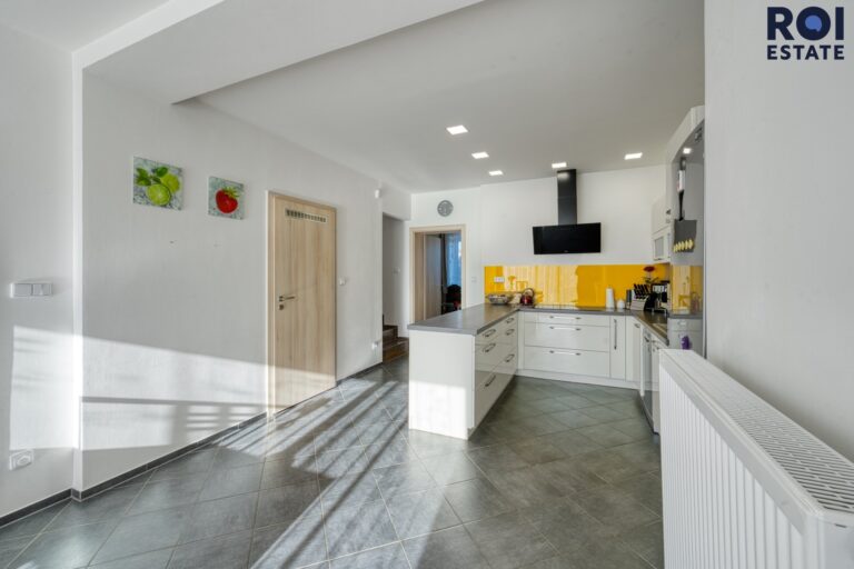Prodej rodinného domu 174 m², Holasice