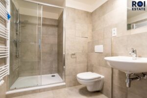 Světlý byt 2+kk (41 m²) v oblíbených Hlubočepech s garážovým stáním