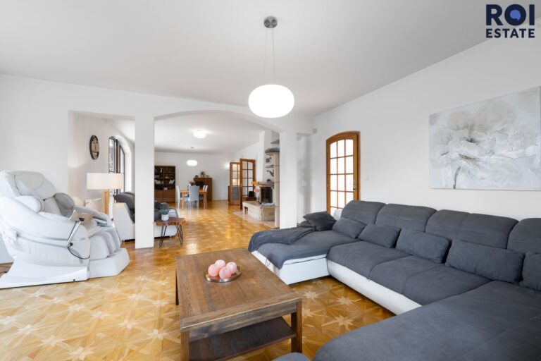Rodinné sídlo u lesa | 3 509 m² soukromí | Bazén, sauna, 2 garáže | Ochoz u Brna