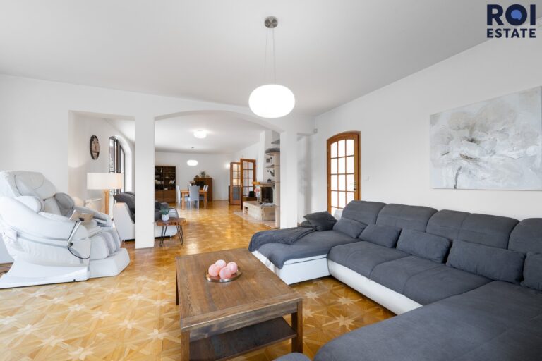 Rodinné sídlo u lesa | 3 509 m² soukromí | Bazén, sauna, 2 garáže | Ochoz u Brna