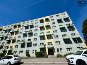 Pronájem velmi světlého a prostorného bytu 3+1 s balkonem a sklepem 77 m², Brno – Černá Pole