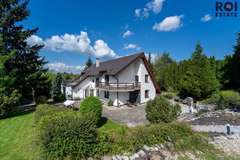 Rodinné sídlo u lesa | 3 509 m² soukromí | Bazén, sauna, 2 garáže | Ochoz u Brna