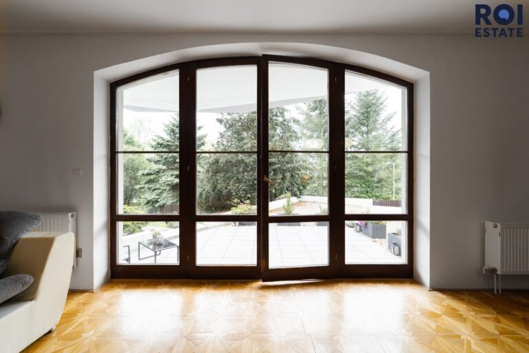 Rodinné sídlo u lesa | 3 509 m² soukromí | Bazén, sauna, 2 garáže | Ochoz u Brna