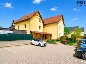Prodej světlého bytu 3+kk s balkonem a vlastním parkováním v Nupakách – klidná lokalita blízko Prahy