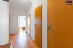 Prodej prosvětleného bytu 2+kk s balkonem a klimatizací – Brno, Komárov