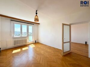 Pronájem velmi světlého a prostorného bytu 3+1 s balkonem a sklepem 77 m², Brno – Černá Pole