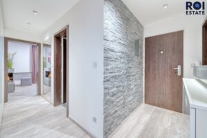 Pronájem luxusního bytu 3+kk, 80 m² – Moravany s garáží a venkovním parkovacím stáním!