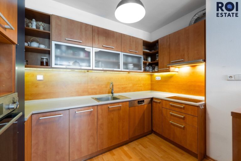 Prodej prosvětleného bytu 2+kk s balkonem a klimatizací – Brno, Komárov