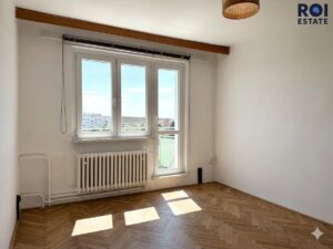 Pronájem velmi světlého a prostorného bytu 3+1 s balkonem a sklepem 77 m², Brno – Černá Pole