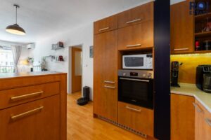 Prodej prosvětleného bytu 2+kk s balkonem a klimatizací – Brno, Komárov