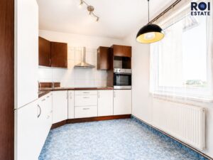 Prodej světlého bytu 3+kk s balkonem a vlastním parkováním v Nupakách – klidná lokalita blízko Prahy