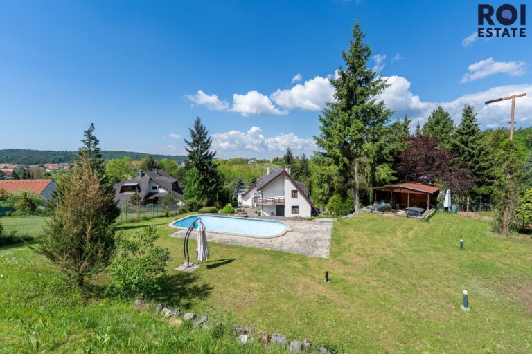 Rodinné sídlo u lesa | 3 509 m² soukromí | Bazén, sauna, 2 garáže | Ochoz u Brna