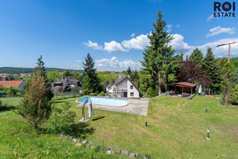 Rodinné sídlo u lesa | 3 509 m² soukromí | Bazén, sauna, 2 garáže | Ochoz u Brna