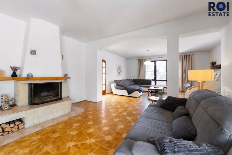 Rodinné sídlo u lesa | 3 509 m² soukromí | Bazén, sauna, 2 garáže | Ochoz u Brna