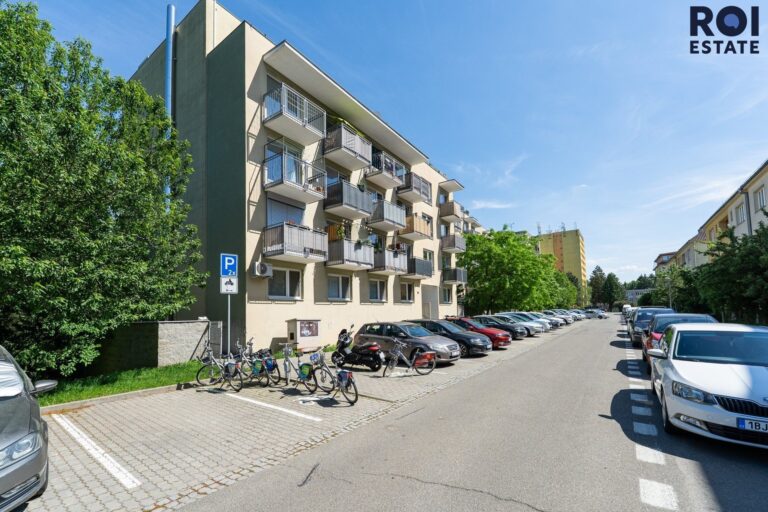 Prodej prosvětleného bytu 2+kk s balkonem a klimatizací – Brno, Komárov