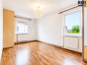 Prodej světlého bytu 3+kk s balkonem a vlastním parkováním v Nupakách – klidná lokalita blízko Prahy