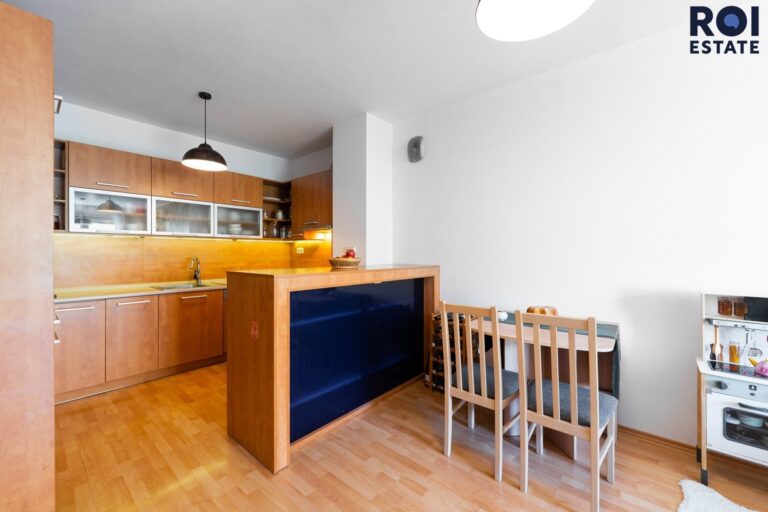 Prodej prosvětleného bytu 2+kk s balkonem a klimatizací – Brno, Komárov