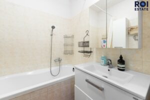 Prodej prosvětleného bytu 2+kk s balkonem a klimatizací – Brno, Komárov