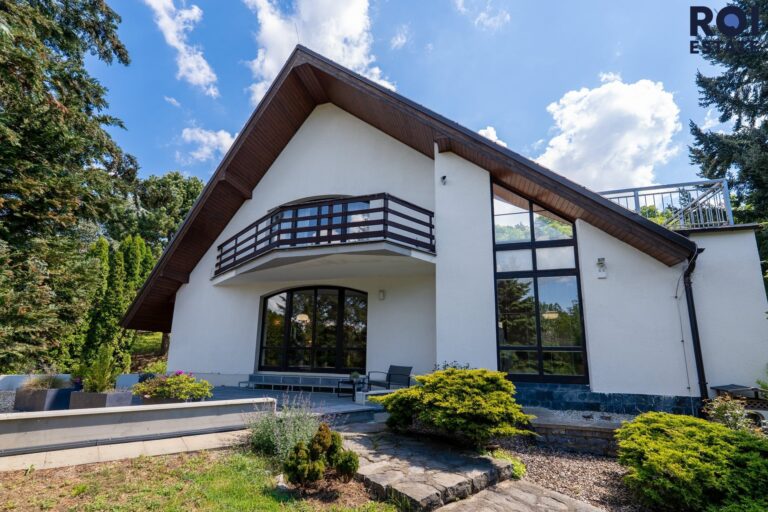 Rodinné sídlo u lesa | 3 509 m² soukromí | Bazén, sauna, 2 garáže | Ochoz u Brna