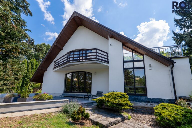Rodinné sídlo u lesa | 3 509 m² soukromí | Bazén, sauna, 2 garáže | Ochoz u Brna