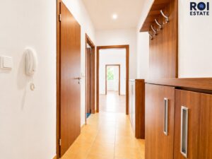Prodej světlého bytu 3+kk s balkonem a vlastním parkováním v Nupakách – klidná lokalita blízko Prahy